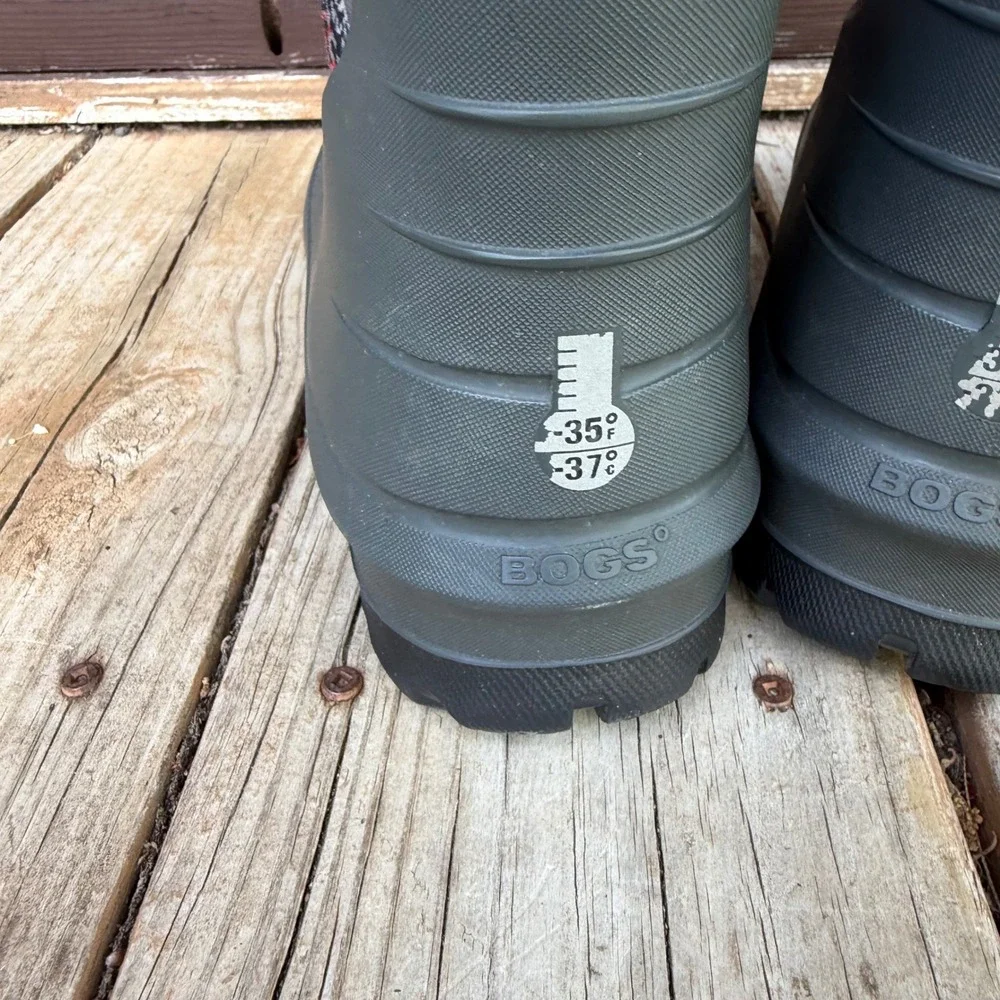 Bogs Neo-Classic Camo Winter Boots Youth Size 4 Gray Red Waterproof Insulated